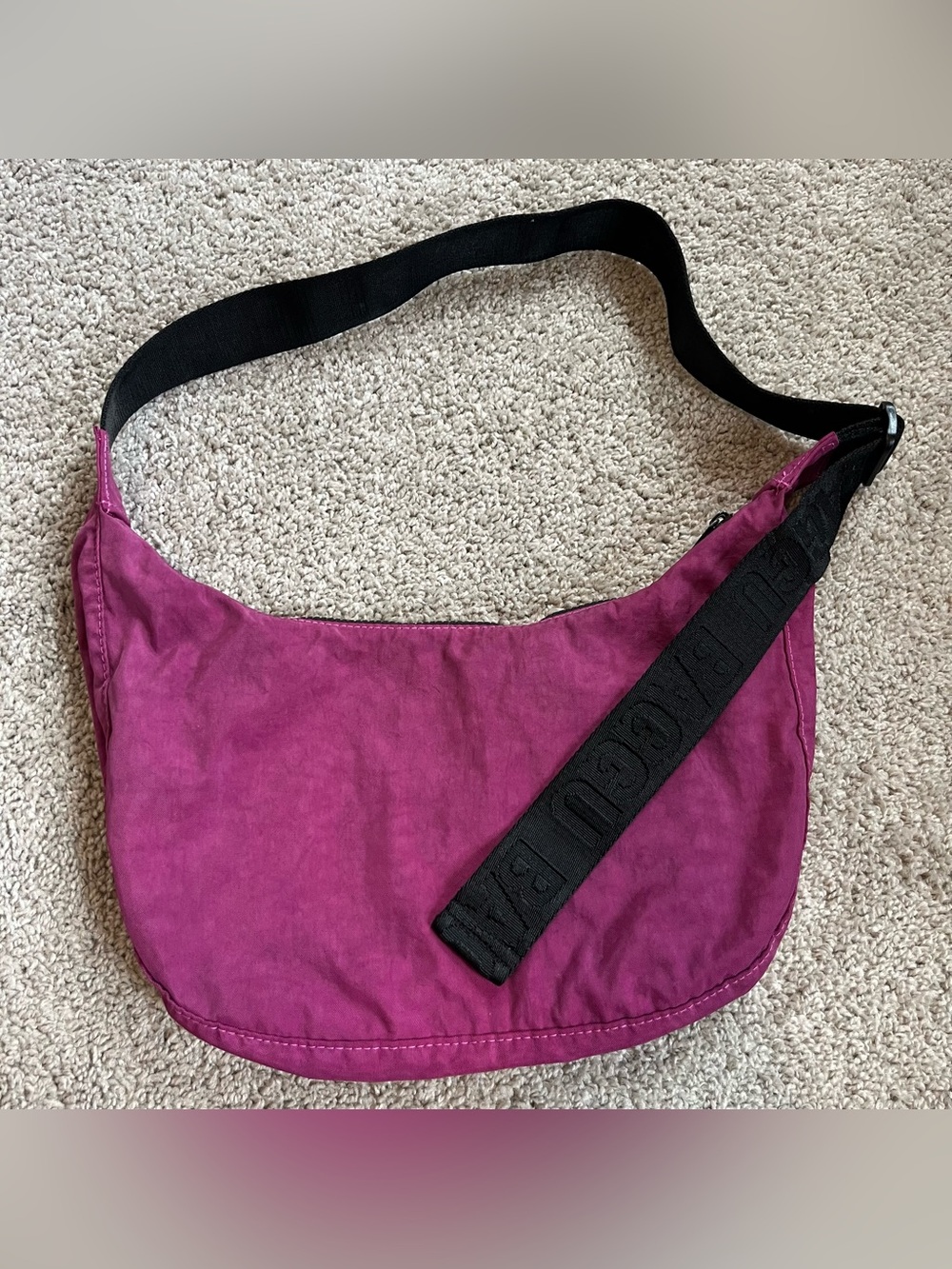 BAGGU Medium Magenta Crescent - Picture 4 of 6